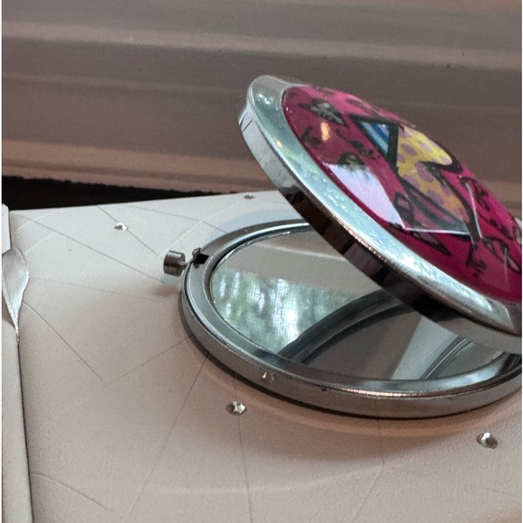 🎨 Vintage Stylish Retro and Artistic Romero Britto Heart Mirror Compact 🎨 - Picture 10 of 16